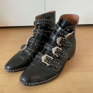 Jessica Buurman Black strappy studded boots
